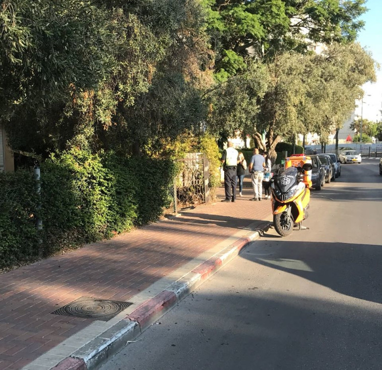 אופנוע מד&quot;א בכניסה לבית בפ&quot;ת. צילום: אלון חכמון