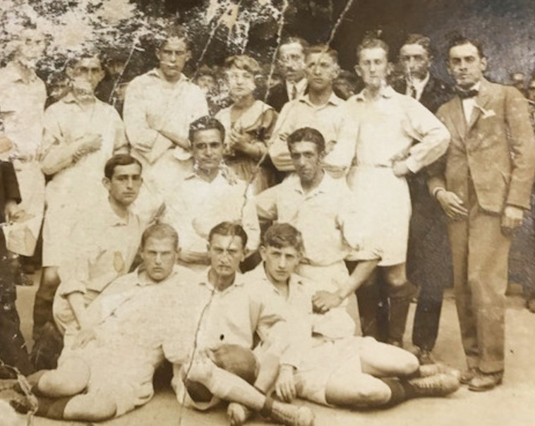 האב מרדכי בלאנק ז"ל (יושב, מימין) עם קבוצת הכדורגל שלו. צילום: אלבום משפחתי האב מרדכי בלאנק ז"ל (יושב, מימין) עם קבוצת הכדורגל שלו. צילום: אלבום משפחתי