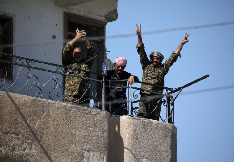 חוגגים ניצחון בא-רקה. צילום: רויטרס