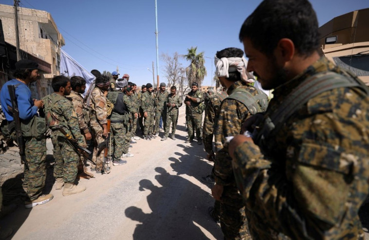 הכוחות הסורים בא-רקה. צילום: רויטרס