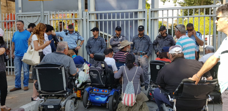 מחאת הנכים מול בית ראש הממשלה. צילום: קואליציית ארגוני הנכים