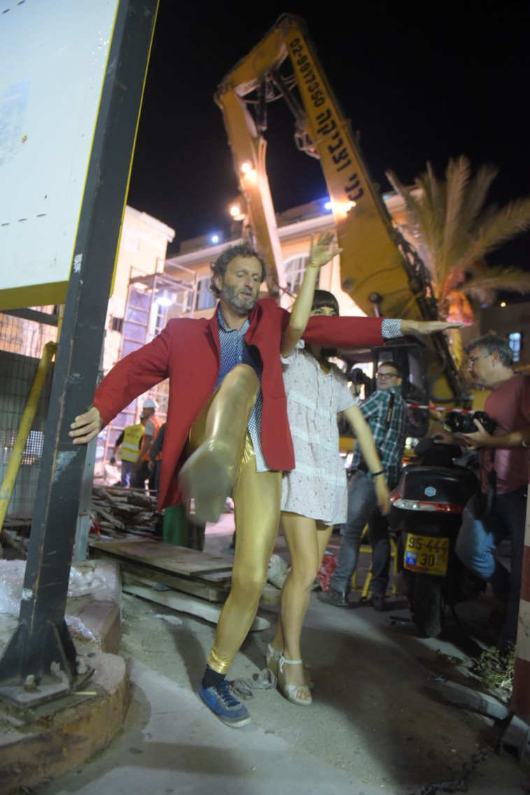 רוקדים לזכר תל אביב הקטנה. צילום: אבשלום ששוני רוקדים לזכר תל אביב הקטנה. צילום: אבשלום ששוני
