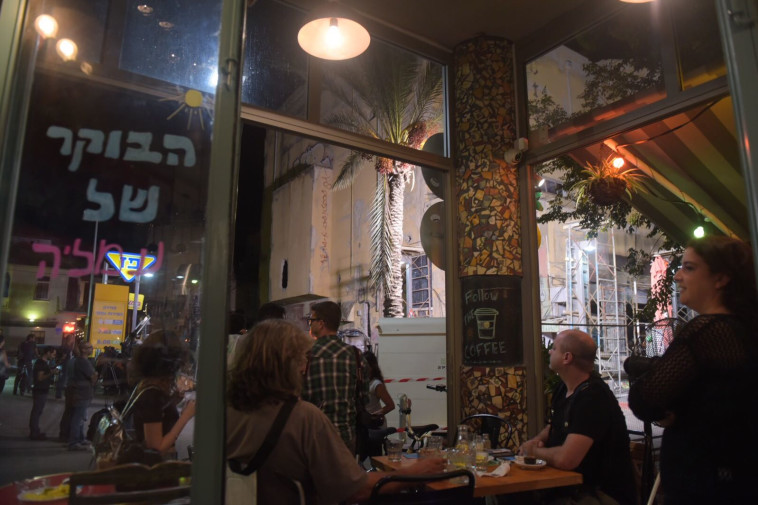 התל אביבים ממשיכים בחייהם. צילום: אבשלום ששוני התל אביבים ממשיכים בחייהם. צילום: אבשלום ששוני