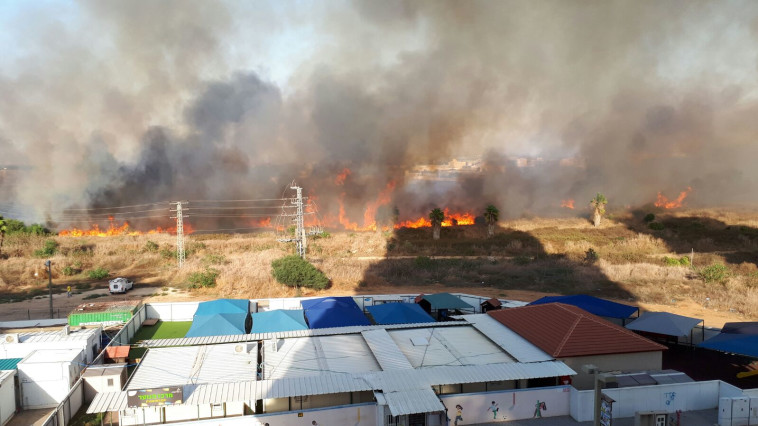 השריפה בפ&quot;ת. צילום: אלון חכמון