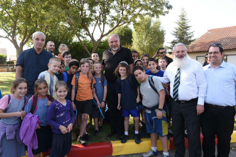 ליברמן וסגן שר הביטחון אלי בן דהן בביקור ביהודה ושומרון, צילום: עדן מולדבסקי, משרד הביטחון