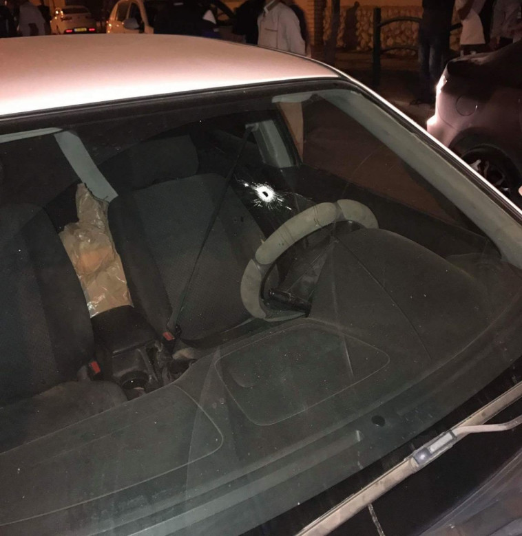 חור הירי ברכב באירוע בתל שבע. צילום: רשתות חברתיות