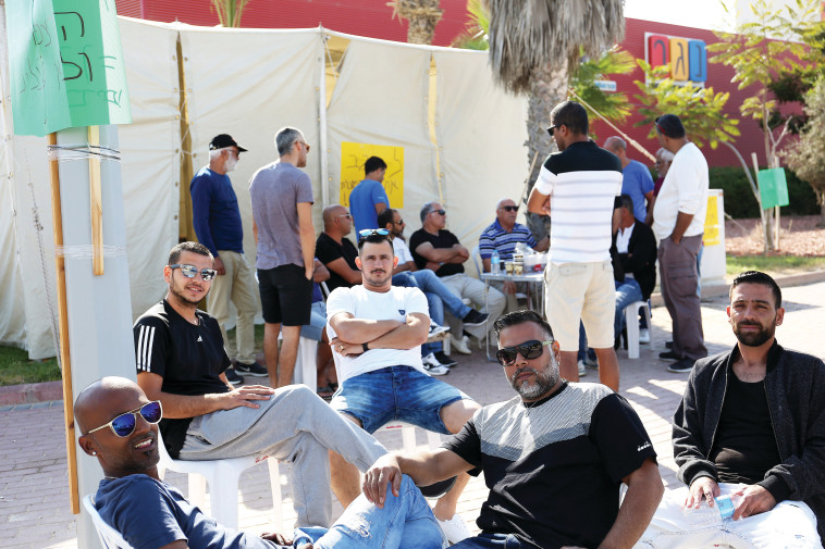 עובדי &quot;נגב קרמיקה&quot;. צילום: אריאל בשור