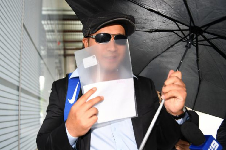 הבוס המרעיל מנסה להסתיר את פניו. צילום מסך