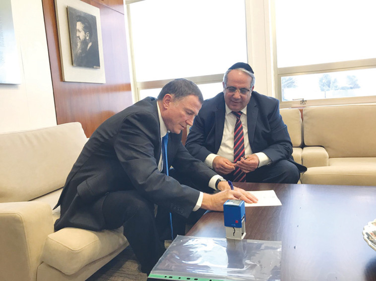 יו&quot;ר הכנסת חותם על מכתב ההתפטרות של יגאל גואטה מש&quot;ס. צילום: דוברות לשכת יו&quot;ר הכנסת 