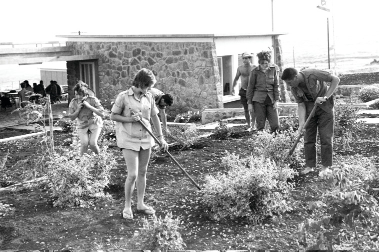 הנח&quot;ל בכורזים. צלם : פריץ כהן, לע&quot;מ
