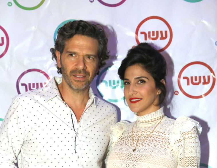 מגי אזרזר, ישי גולן, "ויקי ואני". ערוץ 10 מגי אזרזר, ישי גולן, "ויקי ואני". ערוץ 10