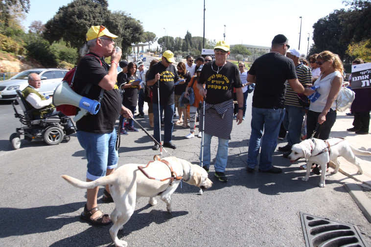 הפגנת העיוורים מול משכן הכנסת. צילום: מרק ישראל סלם