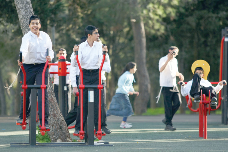 ילדים חרדים משתמשים במתקני כושר קהילתיים. צילום: קובי גדעון, פלאש 90