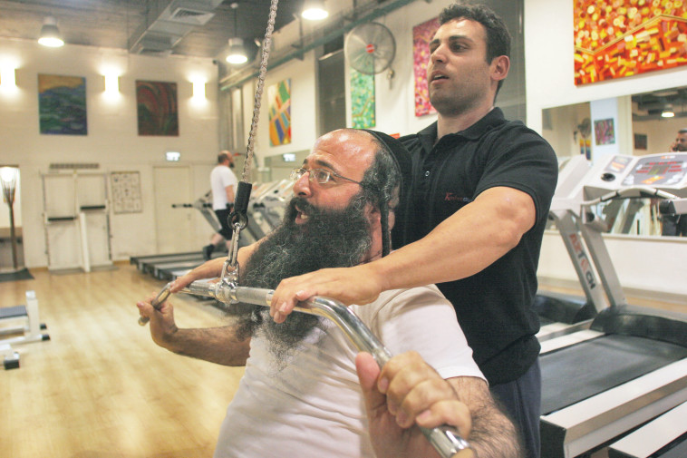 גבר חרדי מתעמל במכון כושר. צילום: אוראל כהן, פלאש 90