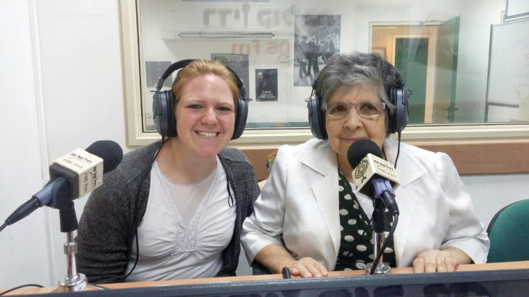 אליס סעדון מתארחת ברדיו עם בת השירות הלאומי שיראל שארף. צילום: ענת הנקין