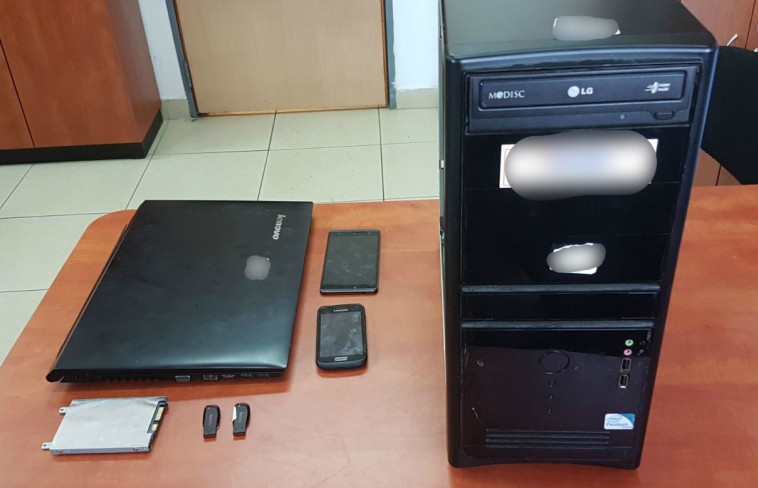 הציוד שנתפס את החשוד בהחזקת חומרי פדופיליה. צילום: דוברות המשטרה