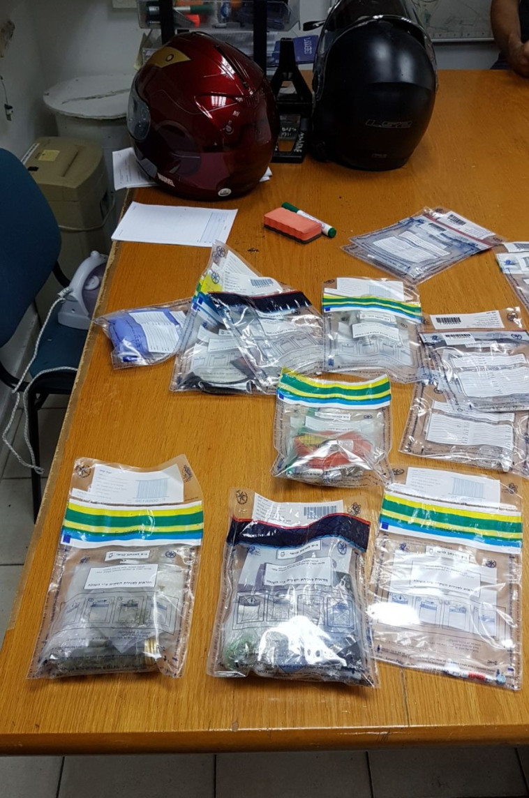 הסמים שאותרו בפשיטת המשטרה. צילום: דוברות המשטרה
