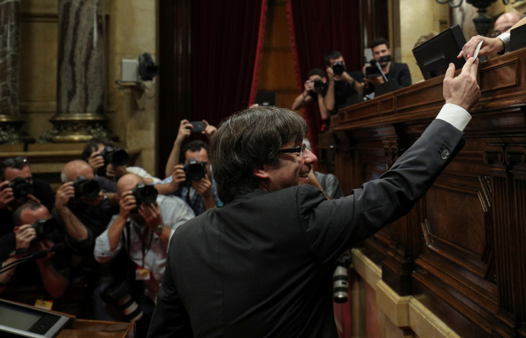 נשיא קטלוניה פוג'דמון בהצבעה בפרלמנט. צילום: רויטרס