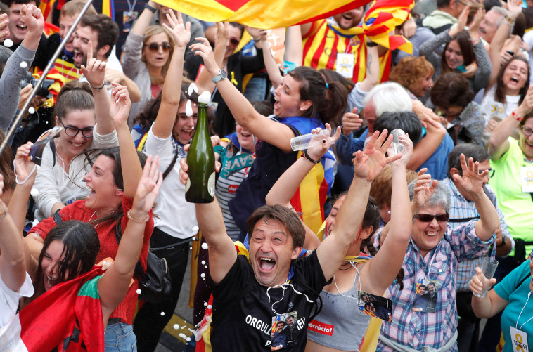 תושבי קטלוניה חוגגים עצמאות. צילום: רויטרס