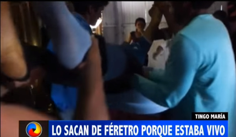 דורוטיו הוצא מארון הקבורה ונלקח לבית החולים. צילום מסך