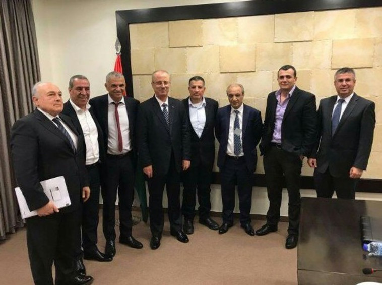 משה כחלון בפגישתו אתמול עם המשלחת הפלסטינית. צילום: רשתות חברתיות