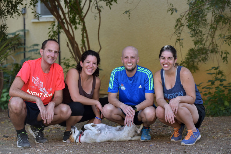 דייב קיי, אשתו וחבריו. צילום: מאיר וקנין, סוכנות ג'יני