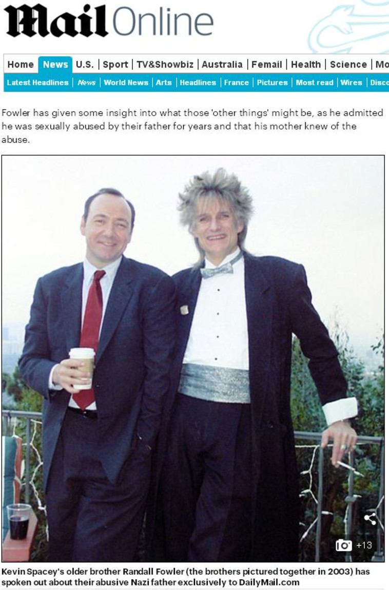 קווין ספייסי ואחיו רנדל פאולר, דיילי מייל. צילום מסך.