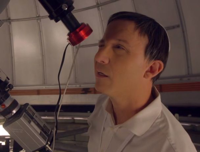 עייף ולא מצחיק. ראובן בארץ נהדרת. צילום מסך