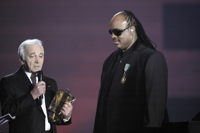 שארל אזנבור וסטיבי וונדר. צלם : רויטרס 