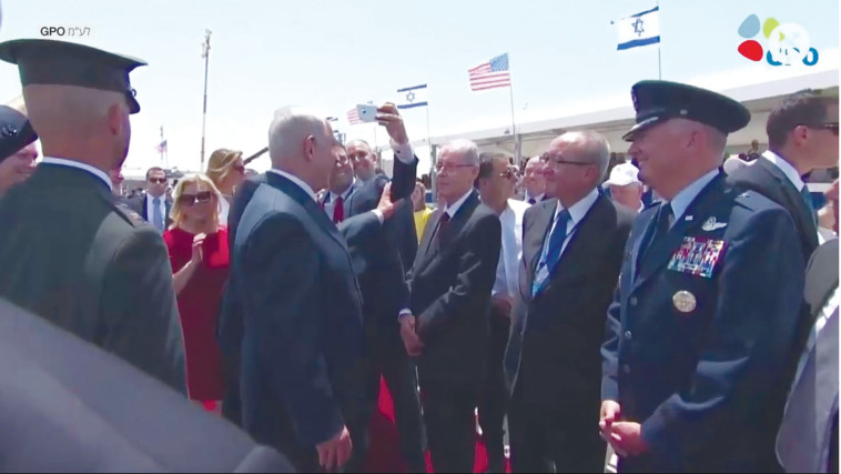  סלפי אורן חזן טראמם ונתניהו תופס עם היד. צילום מסך