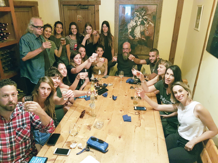 החברים של עזרא. צילום: נתן זהבי