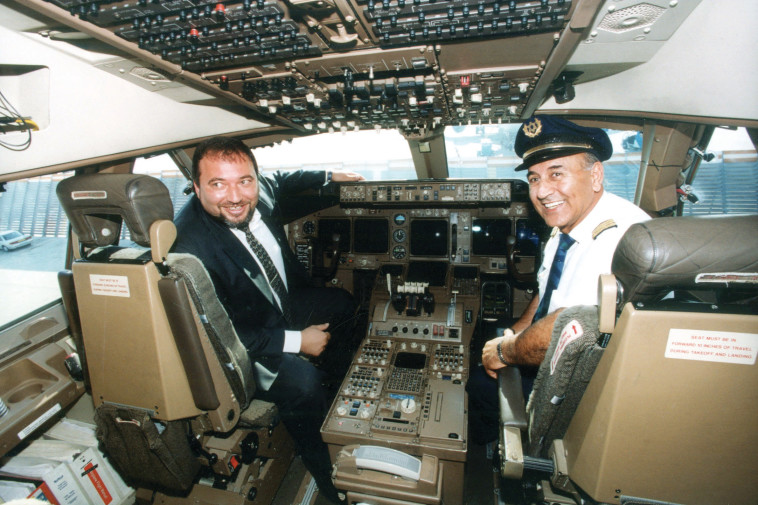 &quot;המאפיוזו הרוסי רוצה להיפגש איתי?&quot;. עם ליברמן צילום: ברקאי וולפסון