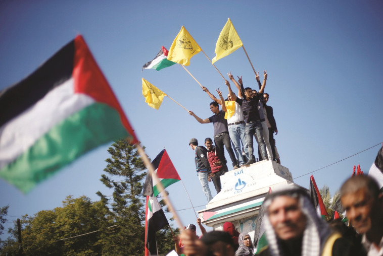 מחאה בעזה נגד הצהרת בלפור. &quot;אלו שאין להם זכות נתנו לאלה שלא מגיע להם&quot;. צילום: רויטרס