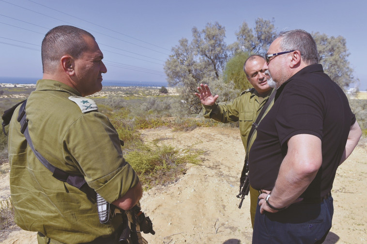 השעון התקלקל. ליברמן בגבול רצועת עזה, צילום: אריאל חרמוני, משרד הביטחון