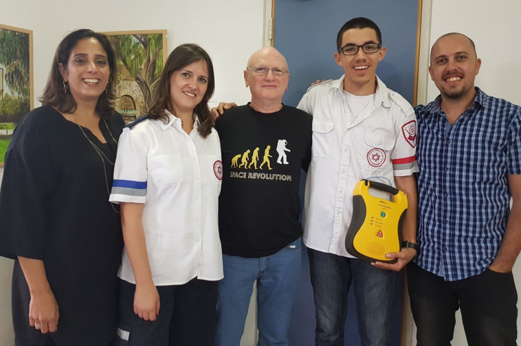 המורה מרקוס ומי שהצילו את חייו בהם התלמיד אוריאל. צילום: דוברות מד&quot;א