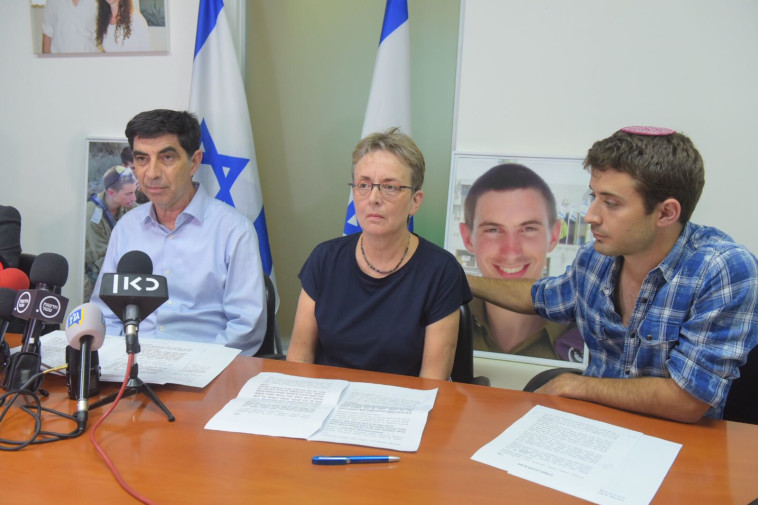 משפחת גולדין במסיבת העיתונאים. צילום: אבשלום ששוני