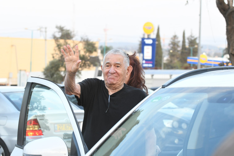 &quot;המקום הזה מאחוריי&quot;. צבי בר ביציאה מבית הכלא, צילום: אבשלום ששוני
