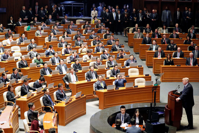 טראמפ נואם בפני הפרלמנט הדרום קוריאני. צילום: רויטרס