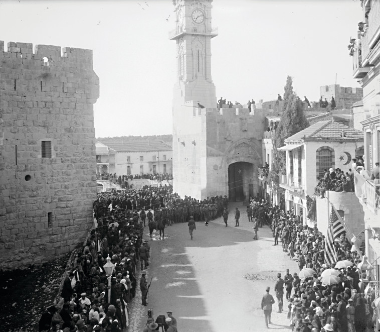 קהל מחכה לכניסתו של אלנבי בשער יפו. צילום: אוסף מטסון, ספריית הקונגרס, וושינגטון