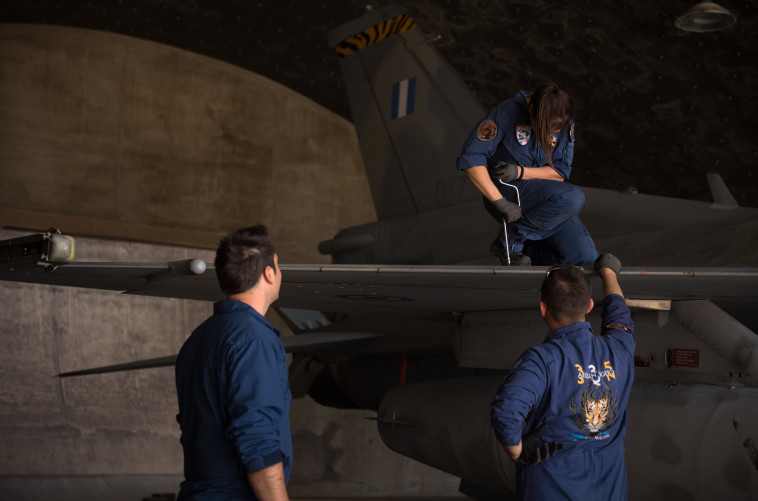 אנשי צוות מטפלים באחד המטוסים. צילום: דובר צה&quot;ל