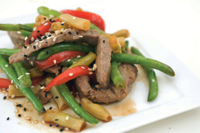 נתחי שייטל וירקות מוקפצים. צילום: דרור כץ