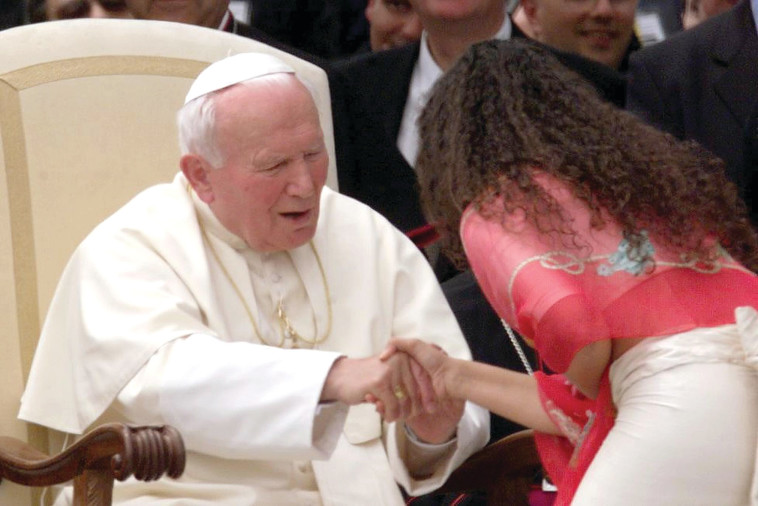 אחינועם ניני ניני ויוחנן פאולוס השני. צלם : AFP 