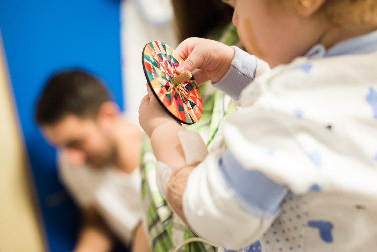 פעילות עם הסביבונים בבית החולים. צילום: תמי בר שי