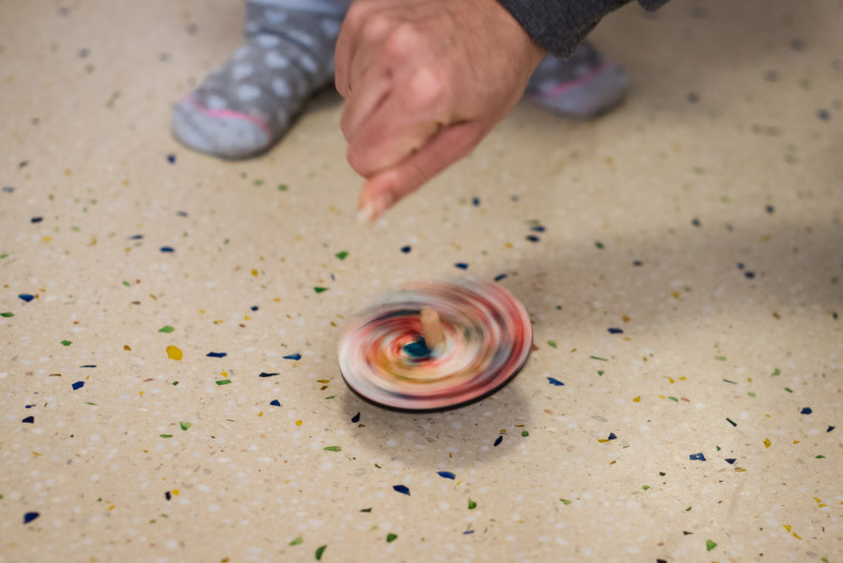 פעילות עם הסביבונים בבית החולים. צילום: תמי בר שי 