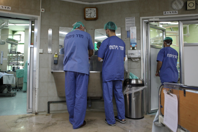 זמן ההמתנה לרופא מומחה בשוודיה - 90 יום. רופאים בחדר ניתוח, צילום אילוסטרציה: פלאש 90 זמן ההמתנה לרופא מומחה בשוודיה - 90 יום. רופאים בחדר ניתוח, צילום אילוסטרציה: פלאש 90