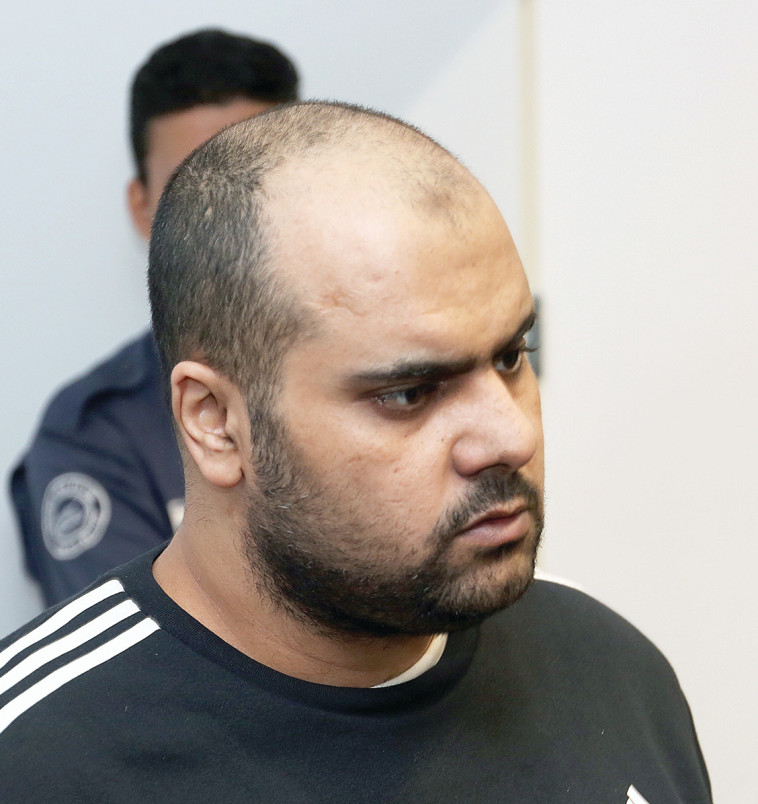 &quot;אכל עשבים בבית הקברות&quot;, סעיד אבו סרארי. צילום: אריאל בשור