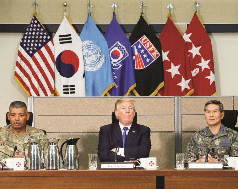 טראמפ בביקורו האחרון בקוריאה הדרומית. בנות הברית של אמריקה יסייעו לה. צילום: רויטרס