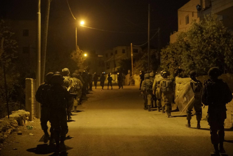 כוחות צה&quot;ל בזמן הריסת בית המחבל שביצע את הפיגוע בהר אדר. צילום: דובר צה&quot;ל