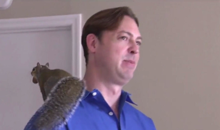 רייאן והסנאית הטיפולית שלו. צילום מסך