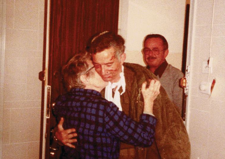 יהודה שטרן לאחר שחררו מבית החולים מתחבק אם אימו. צילום: אלבום פרטי